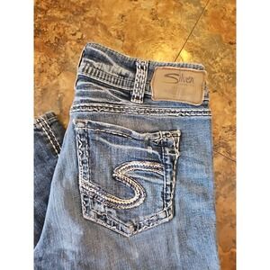 Silver Suki Mid Rise Capri Jeans Size 30x22.5 Womens Blue Denim distressed(A1107